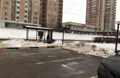 Парковочные карманы в районе очистили от снега по нескольким адресам