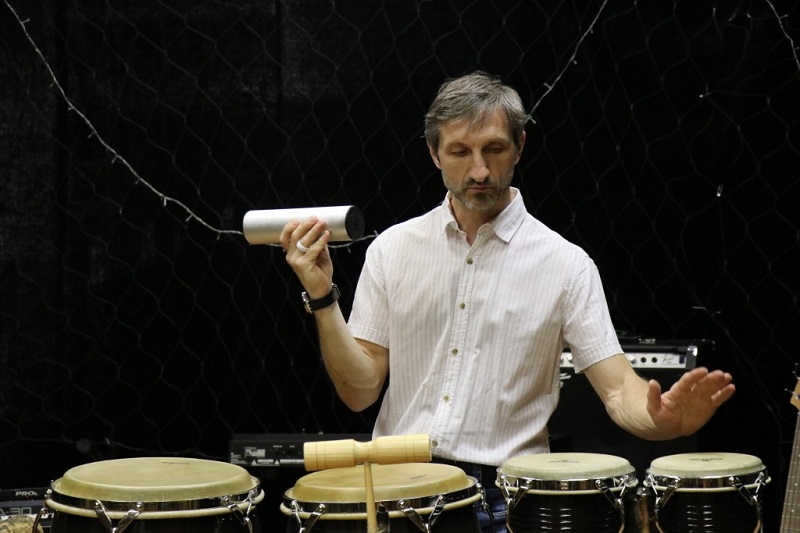 Игорь Остроухов демонстрирует всевозможные барабаны