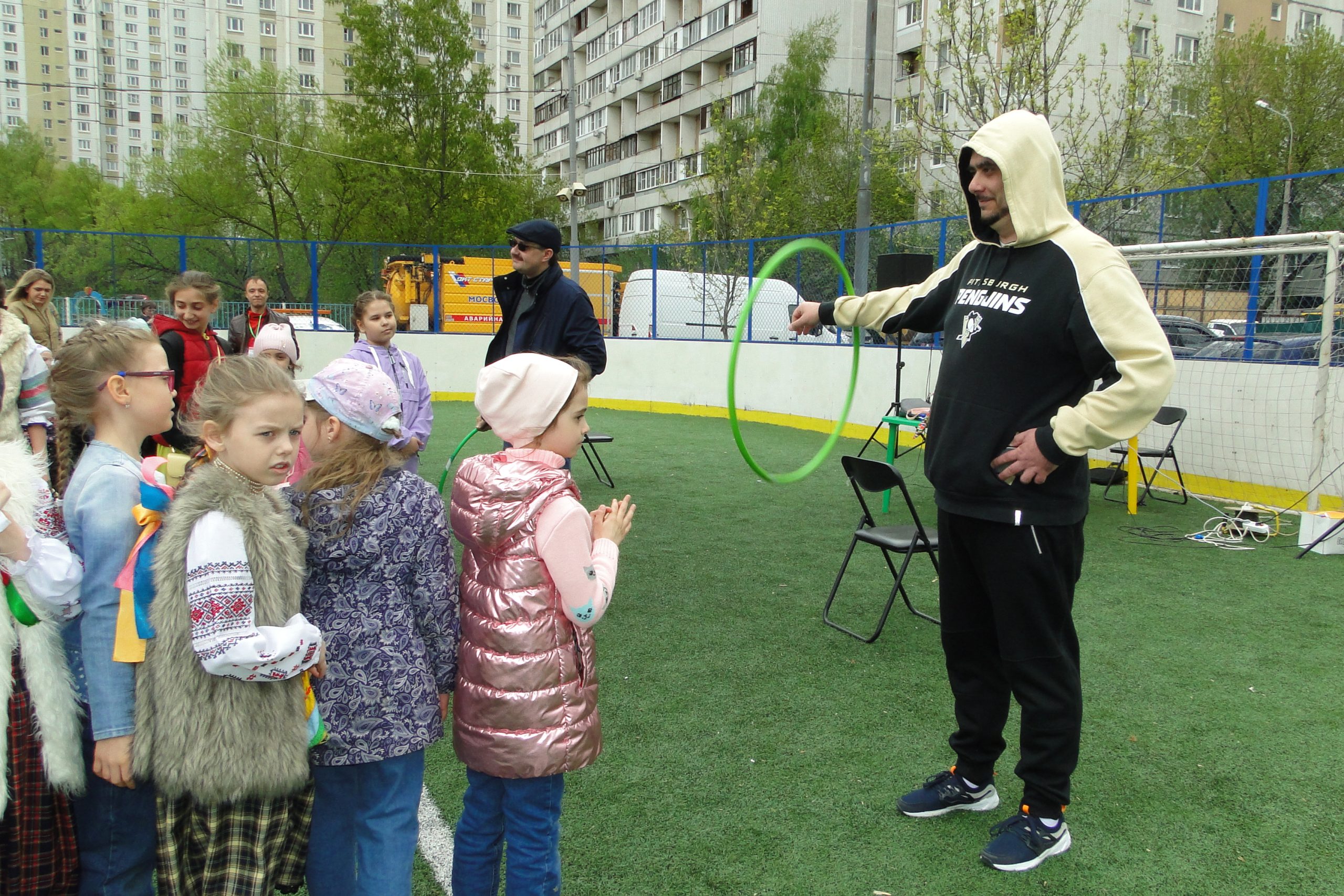 Вышли во двор. Выходи во двор. Москворечье Сабурово школа 982 2015 год 1 сентября. Видное Мисайлово «выходи во двор» МБОУ «Мисайловская СОШ №1», стадион. «Выходи во двор» МБОУ «Мисайловская СОШ №1», стадион.