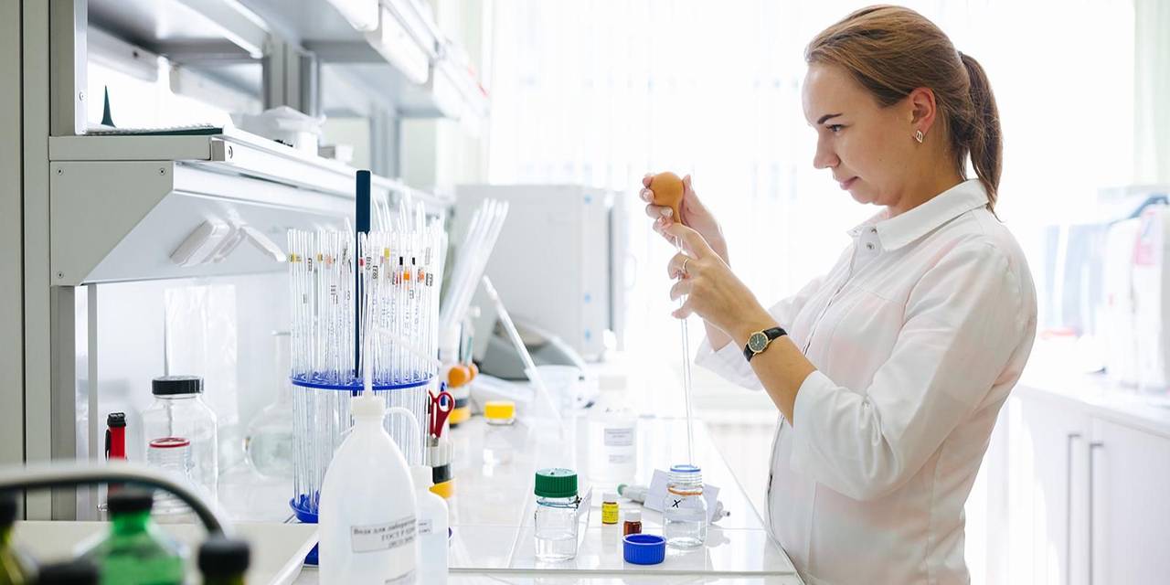 В 250 точках делают забор проб, а параллельно с этим в столице работает более 500 автоматических анализаторов, которые фиксируют данные в режиме реального времени. Фото: пресс-служба АО «Мосводоканал»