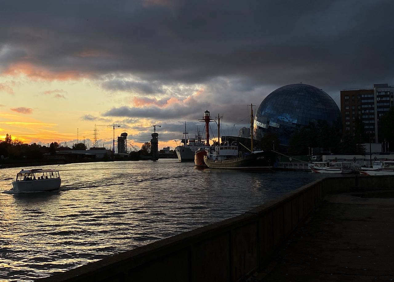 Ребята из школы «Наследник» отправились в путешествие по Калининграду. Фото: Анна Быкова, «Вечерняя Москва»