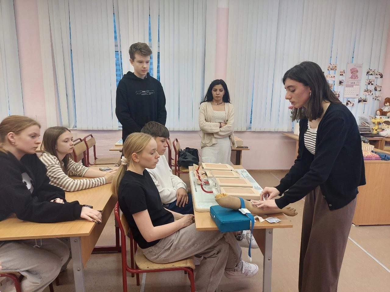 Мастер-класс студентов мединститута состоялся в школе №2000. Фото: официальная страница учреждения в социальных сетях