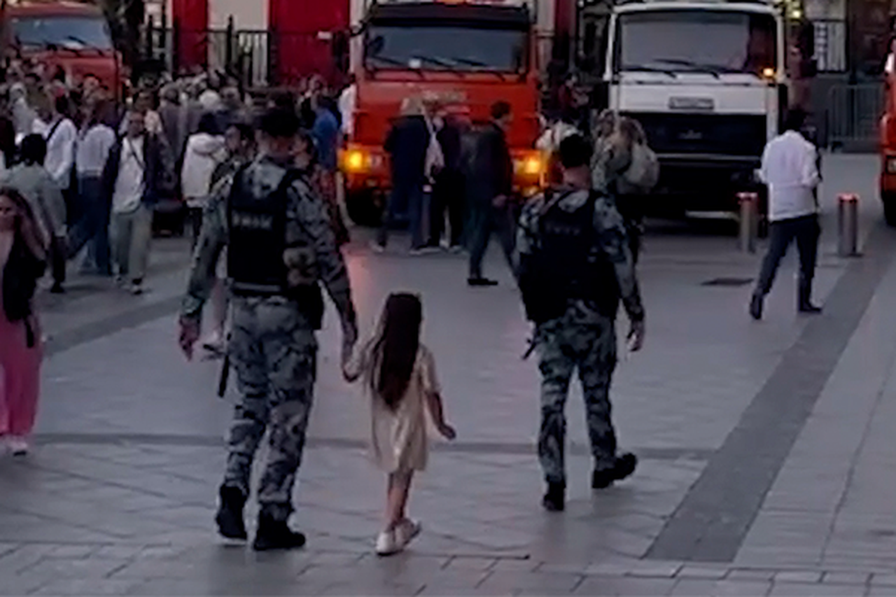 Сотрудники Росгвардии вернули потерявшегося в центре Москвы ребёнка родителям. Фото: пресс-служба Росгвардии