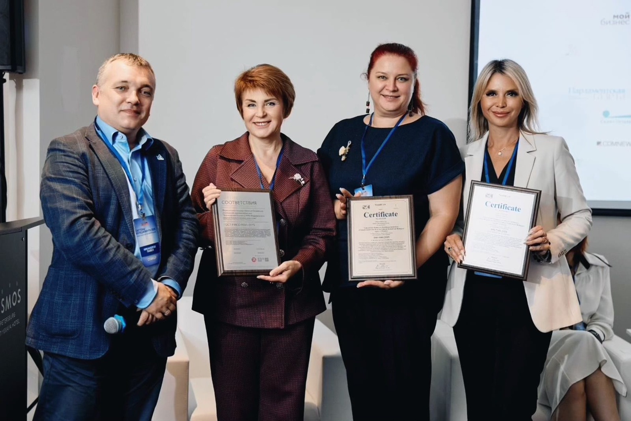 Сотрудникам Клинической больницы №85 вручили три почетных сертификата. Фото: страница Клинической больницы №85 ФМБА России в социальных сетях.