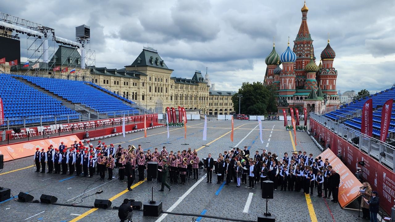 Духовой оркестр ДШИ имени Святослава Рихтера принял участие в фестивале «Спасская башня детям». Фото: страница ДШИ имени Святослава Рихтера в социальных сетях