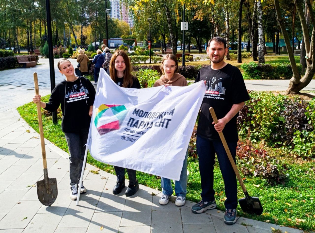 Представители Молодежной палаты Москворечья-Сабурова провели экологическую акцию. Фото: страница Молодежной палаты района Москворечье-Сабурово в социальных сетях