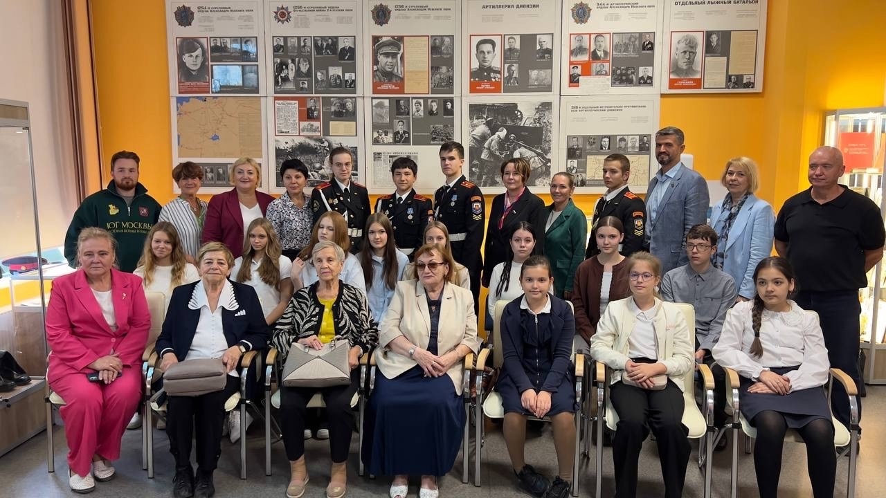 Ученики школы №2000 приняли участие в обсуждении патриотического проекта. Фото: страница школы №2000 в социальных сетях