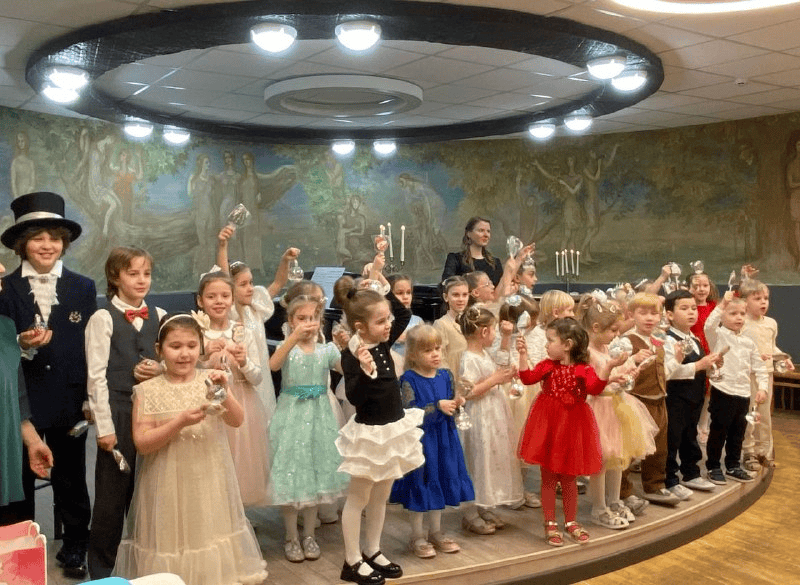 Представители ДШИ имени Святослава Рихтера провели концерт студии раннего развития детей. Фото: страница ДШИ имени Святослава Рихтера в социальных сетях