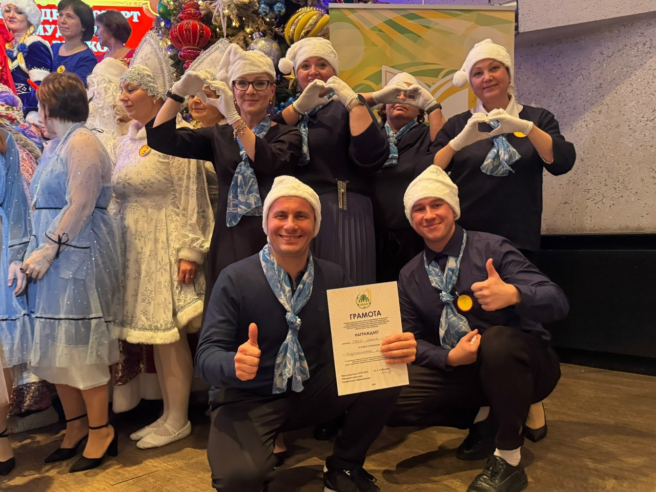 Преподаватели школы №2000 приняли участие в профсоюзном новогоднем капустнике. Фото: страница школы №2000 в социальных сетях