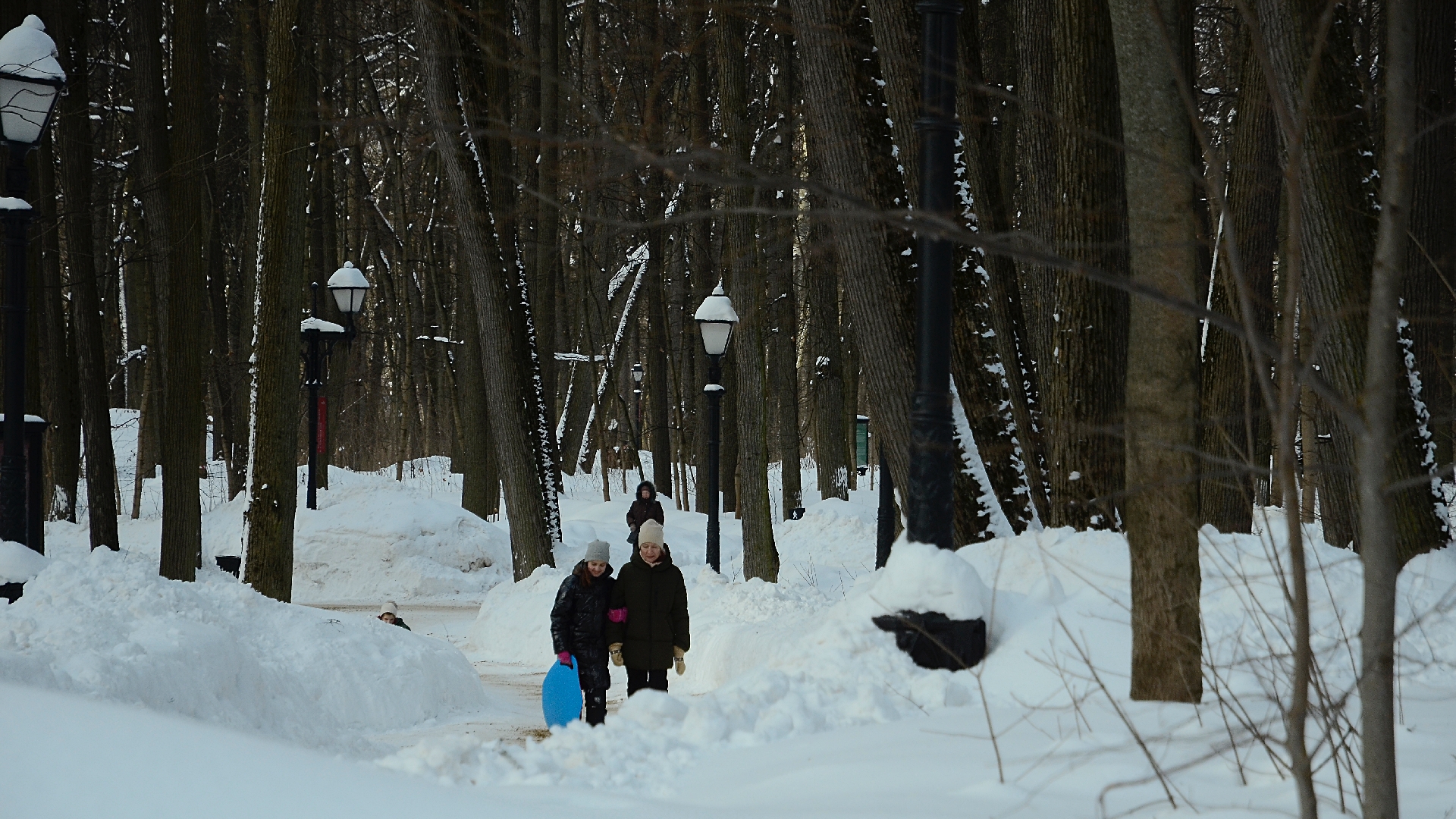 Представители Молодежной палаты района Москоречье-Сабурово организуют мастер-класс. Фото: Анна Быкова, «Вечерняя Москва»