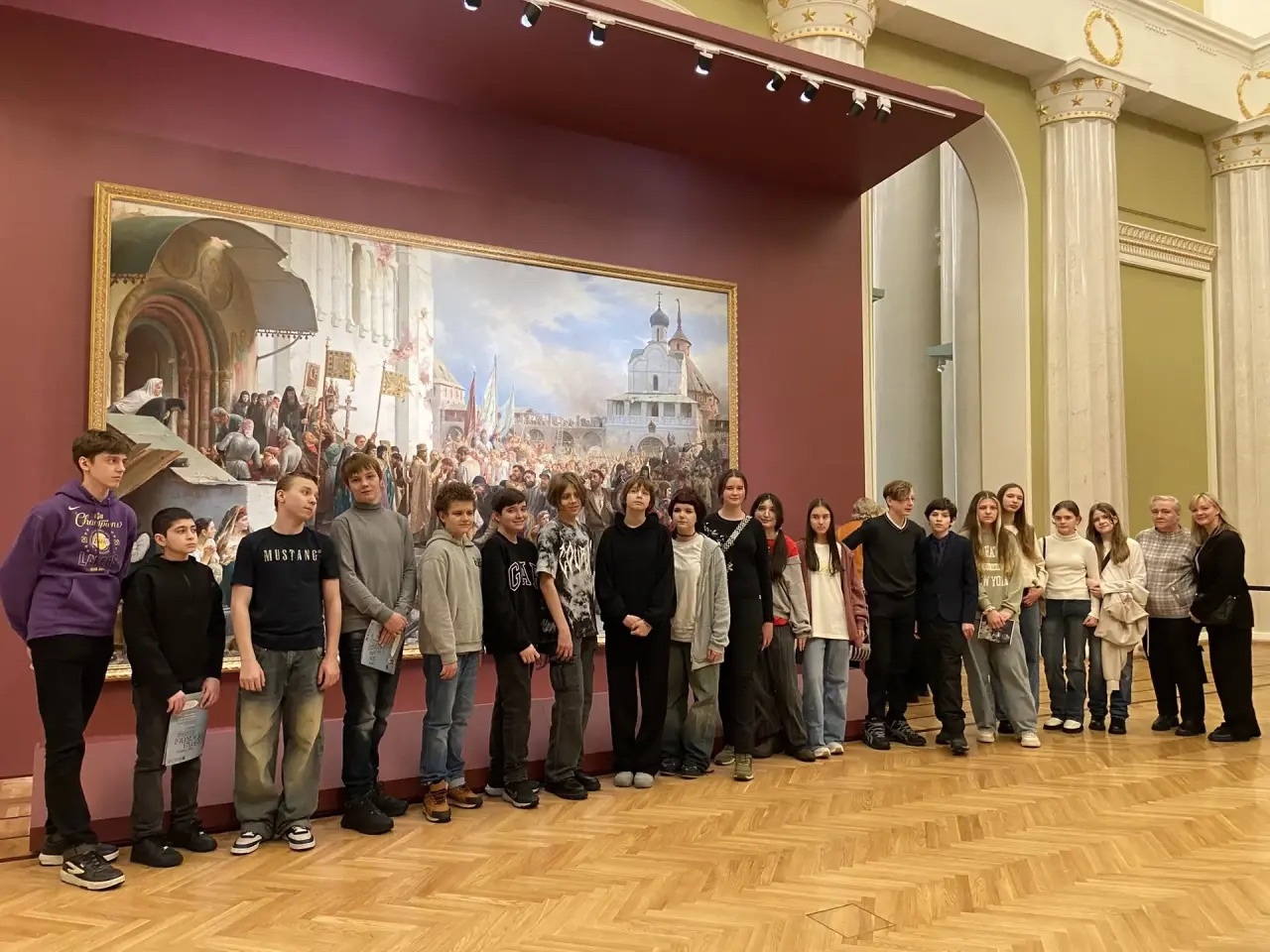 Ученики школы №2000 совершили экскурсию на выставку. Фото: страница школы №2000 в социальных сетях