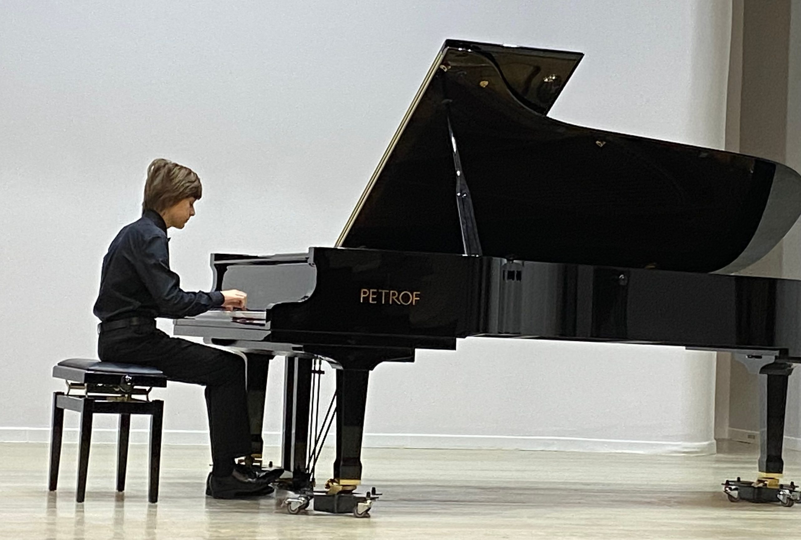 Ученик Московской школы искусств имени Святослава Рихтера выступил с сольным концертом. Фото: страница Московской школы искусств имени Святослава Рихтера